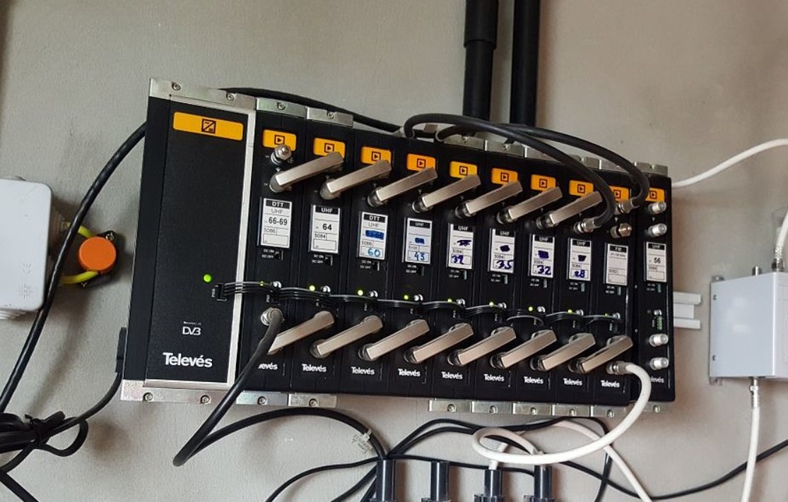 Instalación de amplificadores monocanales de Antenas TDT en comunidades