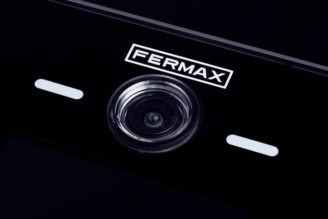 Detalle Cámara Placa Fermax Cora